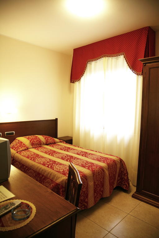 Hotel Tiziana Montepulciano Stazione Habitación foto