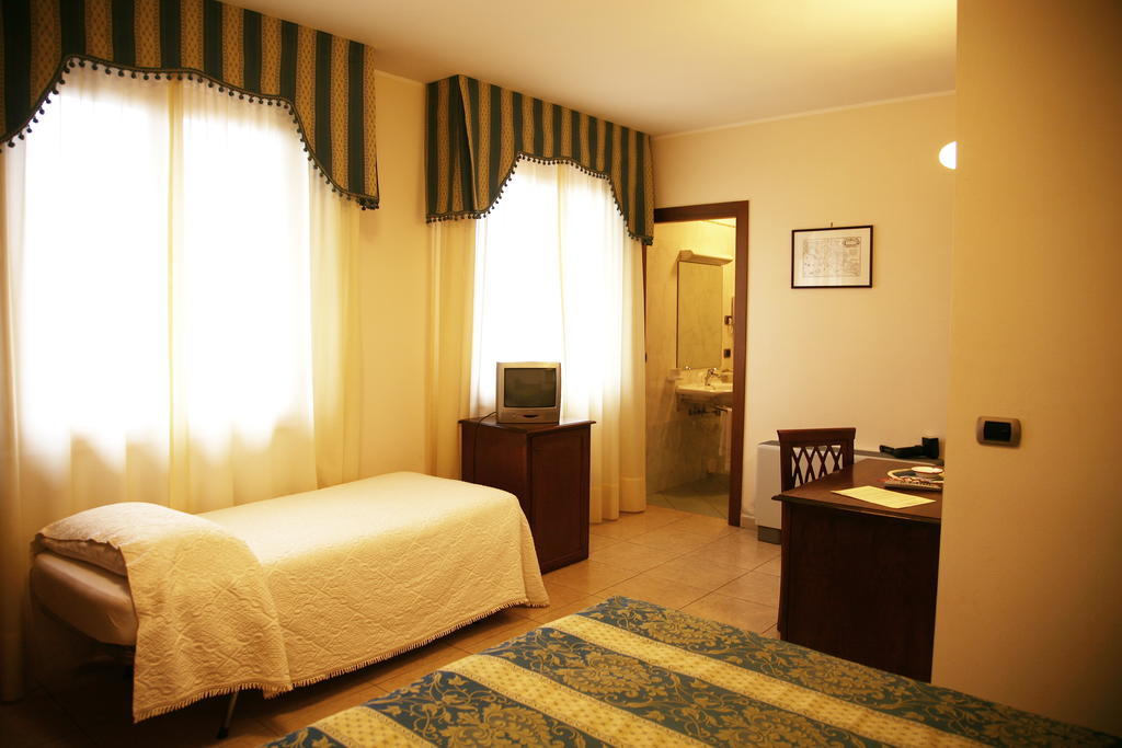 Hotel Tiziana Montepulciano Stazione Habitación foto